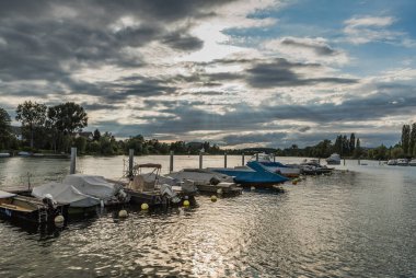 Ren Nehri 'ndeki tekneler Stein am Rhein' de, Schaffhausen Kantonu, İsviçre