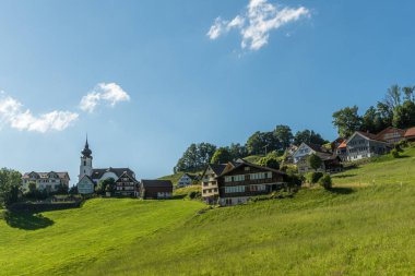 Haslen 'de manzara, Appenzellerland' da tipik bir köy, Appenzell Kantonu Inner-Rhodes, İsviçre