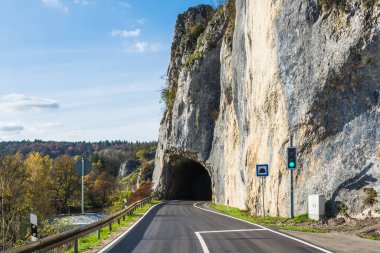Sonbaharda Thiergarten yakınlarında kaya tüneli, Yukarı Tuna Doğa Parkı, Sigmaringen, Baden-Wuerttemberg, Almanya