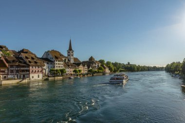 Diessenhofen - 29 Haziran 2020. Eski Diessenhofen kasabasının önündeki Ren Nehri 'nde yolcu gemisi. Thurgau Kantonu, İsviçre