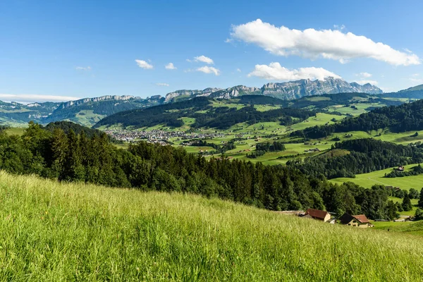 Appenzellerland manzaralı Appenzell kasabası ve dağ Saentis ile Alpstein dağ sıraları, Appenzell Kantonu Inner-Rhodes, İsviçre