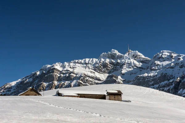 Små Fjällstugor Alp Framför Saentismassivet Vintern Canton Appenzell Ausserrhoden Schweiz — Stockfoto