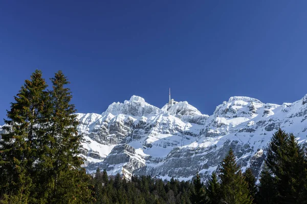 Вершина Саєнтіс Гірською Станцією Взимку Кантон Аппенцелл Ауссерроден Швейцарія — стокове фото