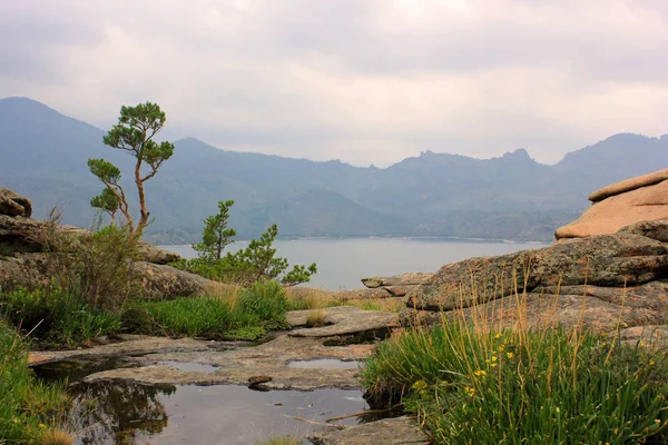 kazakistan bayanaul göl zhasybay için uçurumdan görünümü