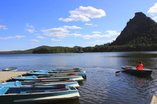 Anlegestelle Mit Booten Auf Dem See Borowoje Kasachstan — Stockfoto