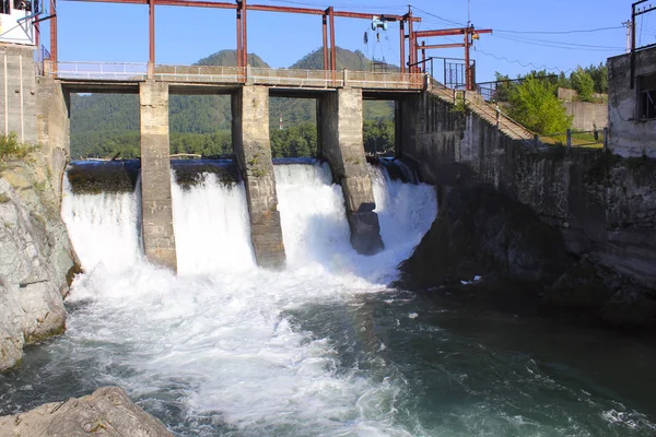 Altay'da Chemal nehri üzerinde eski hidroelektrik istasyonu