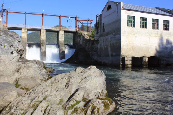 Altay'da Chemal nehri üzerinde eski hidroelektrik istasyonu