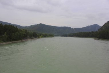 Altay'da Turkuaz Katun Nehri ve dağları