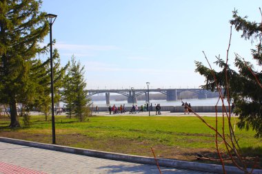 dolgu ve nehir ob üzerinde iki köprü