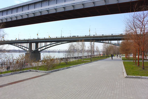 dolgu ve nehir ob üzerinde iki köprü