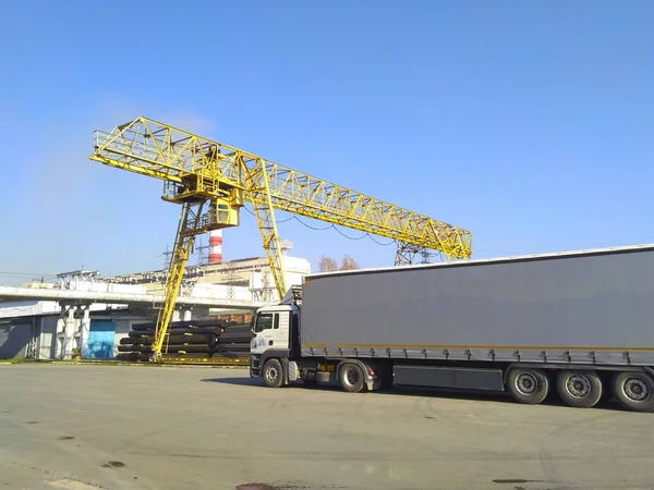 Yellow Gantry Crane Sky Wagon Foreground — Stock Photo, Image