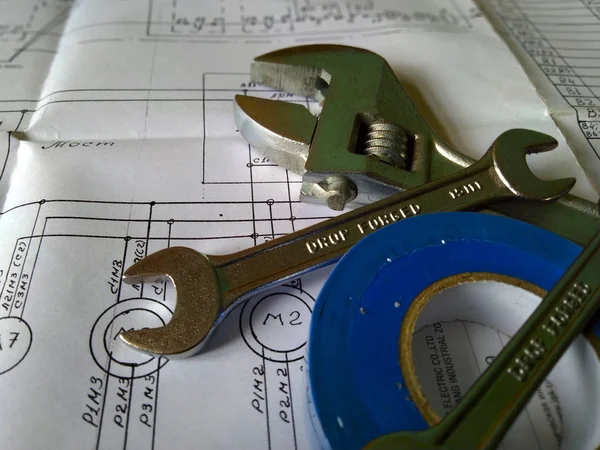 beyaz bir arka plan üzerinde iki anahtar ve bir anahtar ve yalıtım bandı