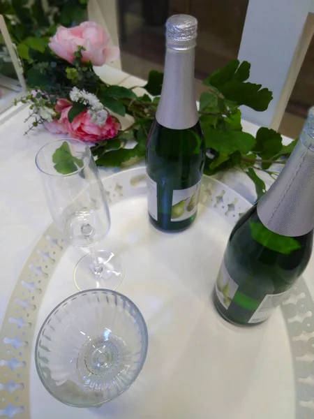 Flaska Champagne Och Vinglas Ett Bord — Stockfoto