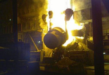 bir dönüştürücü içine sıvı demir dökme