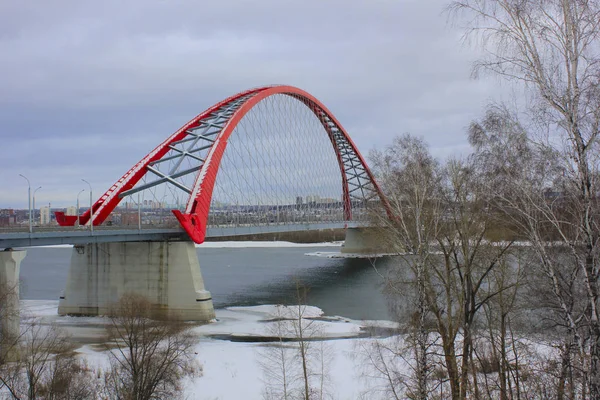 Καλώδιο Παρέμεινε Κόκκινη Γέφυρα Πάνω Από Ποτάμι Χειμώνα Στην Πόλη — Φωτογραφία Αρχείου
