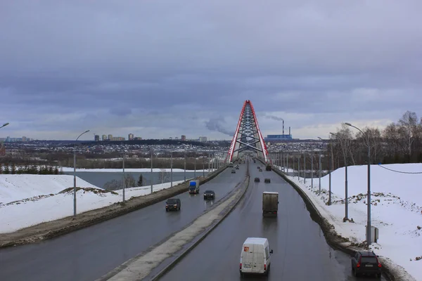 Vista Del Puente Sobre Río Fondo Carretera Con Coches Invierno —  Fotos de Stock