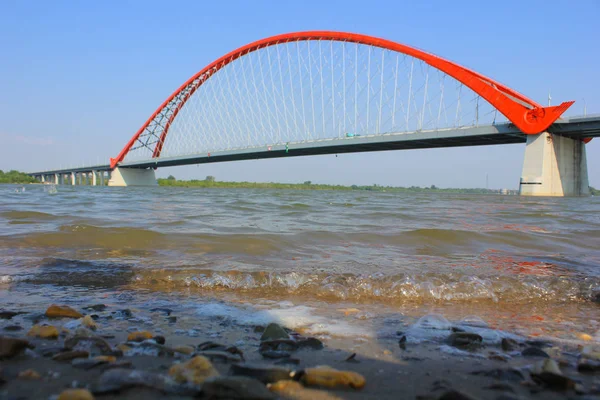 Zavěšený Most Červeným Obloukem Přes Řeku Novosibirsku — Stock fotografie