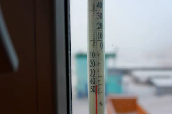 Termometr Zewnątrz Okna Wykazuje Silne Mrozoodporne — Zdjęcie stockowe