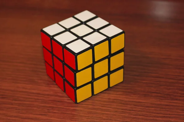 toplanan rubik küpünün üç rengi