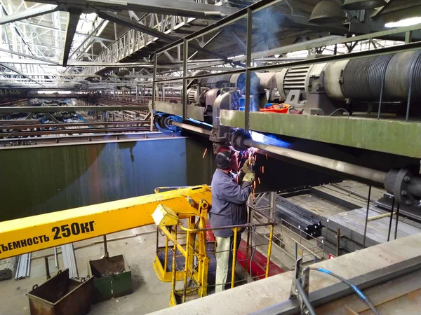 kaynakçı bir otokule üzerinde bir vinç tamir