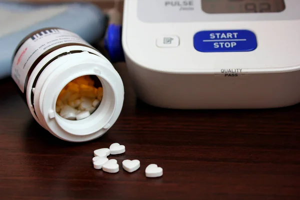 Hipertansiyon için beyaz kalp şeklinde haplar.