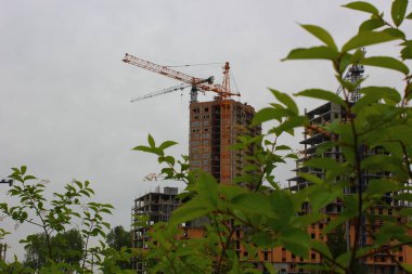 kule vinçler bir şantiyede gökdelenler bina