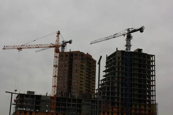 kule vinçler bir şantiyede gökdelenler bina