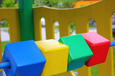 oyun alanı evinde çok renkli küpler