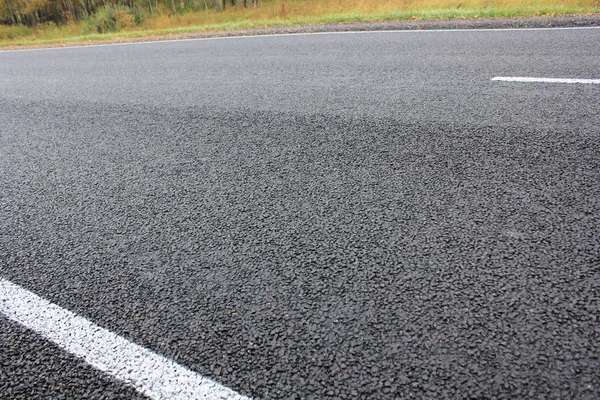 işaretleri ile asfalt yol bölümü