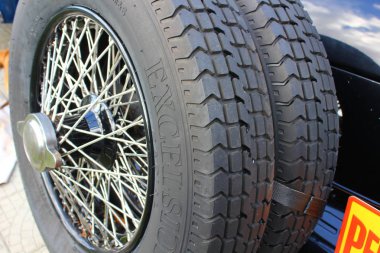 eski bir arabanın bagaj kapağında yedek lastik