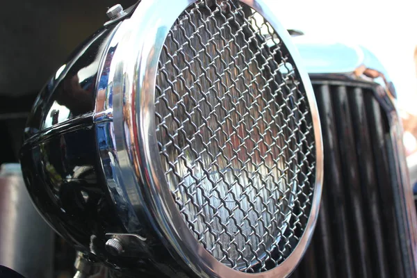 古い車のグリル付きフロントヘッドライト — ストック写真