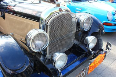 eski bir arabanın farları ile ön kısmı