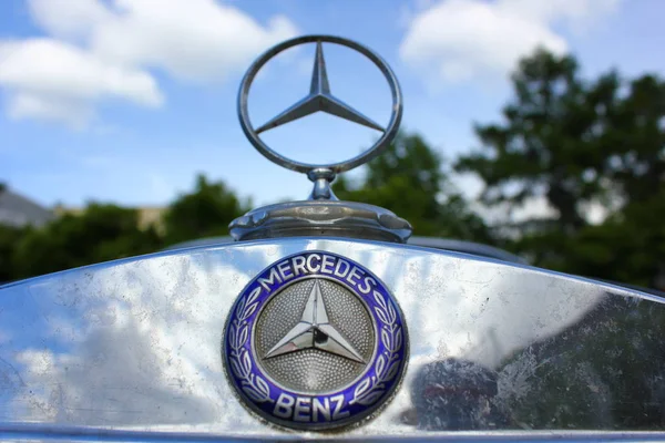 Mercedes Логотип Капоті — стокове фото