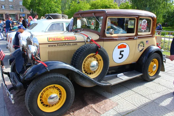 Vintage Auto Varapyörä Puolella — kuvapankkivalokuva