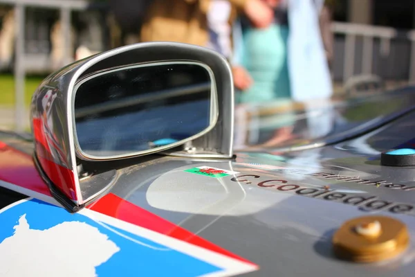 eski bir arabanın kanadında dikiz aynası