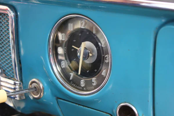 bir vintage araba paneli üzerinde saat