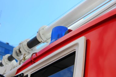 itfaiye aracı üzerinde mavi siren