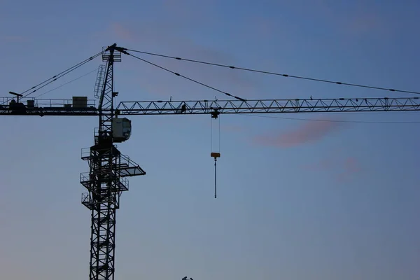 akşam gökyüzüne karşı kule vinç