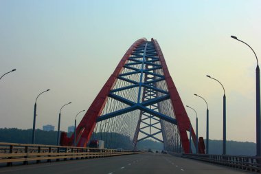 novosibirsk nehir ob üzerinde kemer köprü