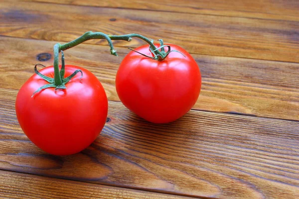 Dois Tomates Vermelhos Com Sprig Estão Uma Mesa Madeira — Fotografia de Stock