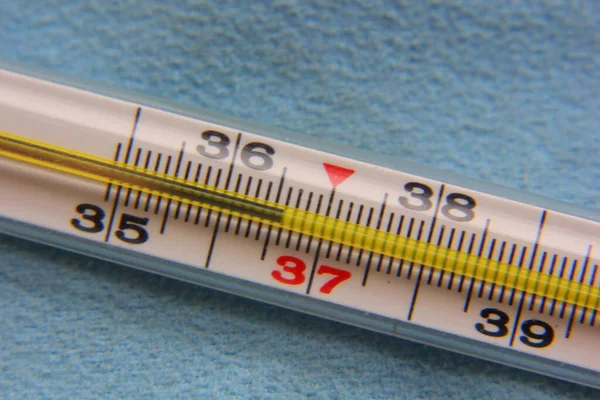 Thermomètre à Mercure Analogue Avec 37 à 7 Deg C Du Virus Covid19 D'état De  La Grippe De Fièvre De La Température Image stock - Image du signe, grippe:  183974301
