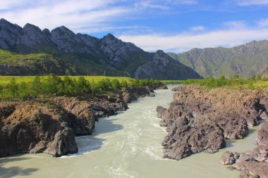 Altai Dağı 'ndaki Katun Nehri' ne giden köprüden manzara