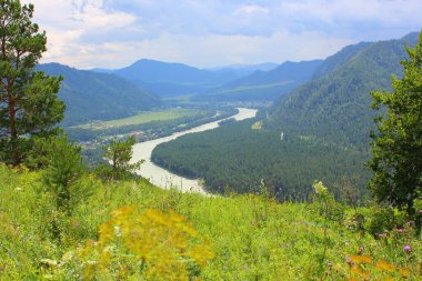  Altai dağındaki yüksek bir dağdan Katun nehri.