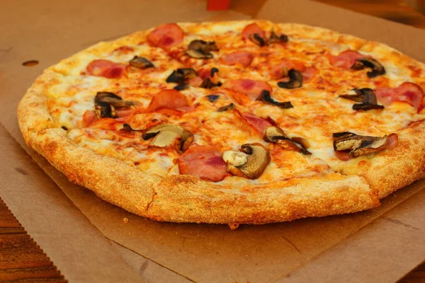 Pizza Fresca Com Cogumelos Salsicha Uma Caixa Mesa — Fotografia de Stock