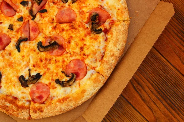 Pizza Fraîche Aux Champignons Saucisse Dans Une Boîte Sur Table — Photo