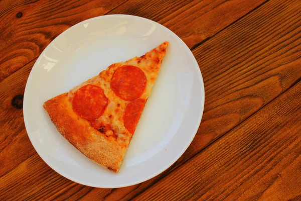 Tranche Pizza Sur Une Assiette Blanche Sur Table — Photo