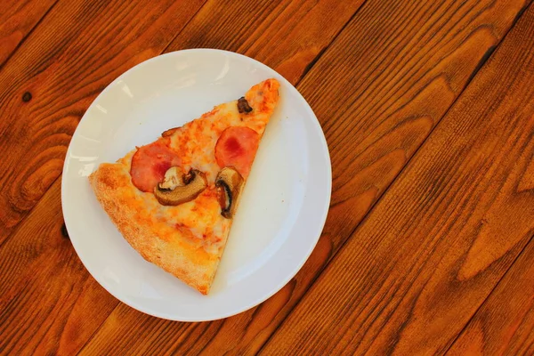 Tranche Pizza Sur Une Assiette Blanche Sur Table — Photo