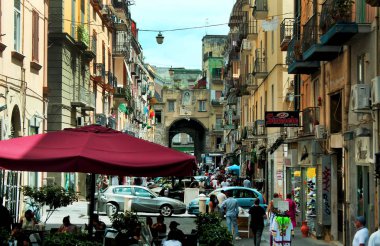 İtalya. Napoli 'nin yoğun bir Sokağı.
