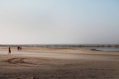Kırım. Mesafe insanlar kumlu kıyı boyunca yürümek. Çok sıcak..