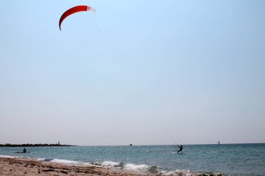 Kırım. Kiting. Denizin arka planında kırmızı paraşüt